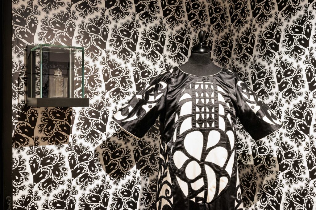 MAK Schausammlung, 2026 WIEN 1900 – Alltag. Gesamtkunstwerk Kopie nach Josef Hoffmanns Abendkleid für eine Redoute (1908), 2018