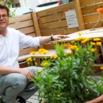 Stadtrat Jürgen Czernohorszky bei einem “Grünen Parklet”.