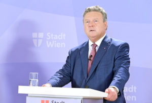 (C) PID/Jobst: Bürgermeister Ludwig bringt mit dem Wiener Weihnachtszuckerl den Gastrogutschein zurück.