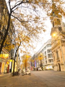 (C) Unsplash: Die Stadt rüstet sich für das Mega-Shopping-Wochenende das eine einmalige Sonntagsöffnung im Handel mit sich bringt.