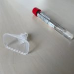 Ein Trichter für das “Alles gurgelt”-Testkit erleichert PCR-Tests für Kinder.