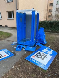 (C) BV 15: Auch die alte WC-Anlage wurde im Dadlerpark zerstört.