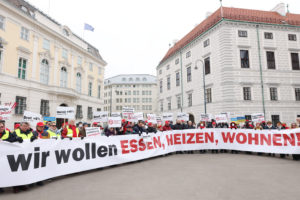 (C) Schedl Ludwig: Der PVÖ protestierte Lautstark vor dem Bundeskanzleramt.
