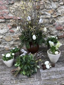 (C) Elisabeth Maier-Koppensteiner: Beim Workshop in der Orangerie werden traditionelle Palmbuschen mit mediterranen Elementen ergänzt.