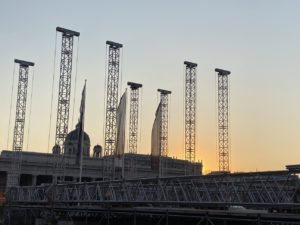 (C) zVg: Die Aufbauarbeiten für das Benefizkonzert am Heldenplatz liefen bereits an.