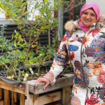 (C) FSW: Betreuerin Rehab El-Shikh freut sich auf den Garten für Familien.