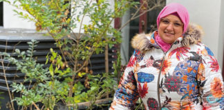 (C) FSW: Betreuerin Rehab El-Shikh freut sich auf den Garten für Familien.