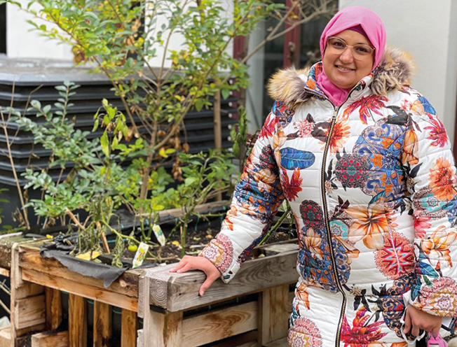(C) FSW: Betreuerin Rehab El-Shikh freut sich auf den Garten für Familien.