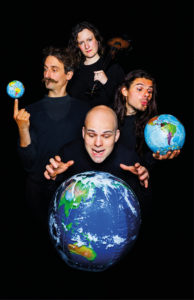 (C) Natali Glisic: Die Schöpfungsgeschichte wird als surrealer Zirkus aufgeführt.