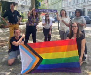 (C) BV 5: Bezirksvorsteherin Silvia Jankovic mit HOSI und SOHO Aktivistinnen & Aktivisten am Helga-Pankratz-Platz.