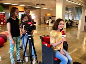 (C) W24: Am Töchtertag gibt W24 den Teilnehmerinnen Einblicke in den Fernsehalltag.
