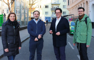 (C) BV 7: BV Markus Reiter (2.v.r., Grüne), Silvio Heinze (Grüne, r.), Martina Uitz-Arlamovsky (l., Neos) und Senad Lacevic (2. v. l., SPÖ) beim Lokalaugenschein.