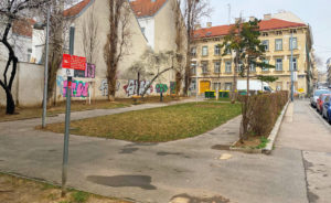 (C) Steiner: Einst war die Fläche an der Kranzgasse/Ecke Herklotzgasse eine Hundezone. Jetzt ist sie mäßig attraktiv.