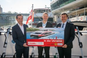 (C) David Bohmann: v.l.n.r. Wien Holding-Geschäftsführer Kurt Gollowitzer, UNICEF Österreich Geschäftsführer Christoph Jünger, Raiffeisenlandesbank NÖ-Wien Generaldirektor Stellvertreter Reinhard Karl.