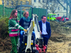 (C) Steiner: Bezirkschefin Michaela Schüchner und Klimastadtrat Jürgen Czernohorszky testen, ob der Bagger auch richtig funktioniert.