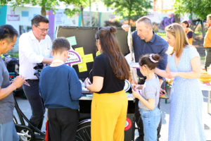 (C) PID/Votava: Klimastadtrat Jürgen Czernohorszky, Gemeinderat Stephan Auer-Stüger und die Margaretner Bezirksvorsteherin Silvia Jankovic bei der Ideensammlung im Bacherpark.