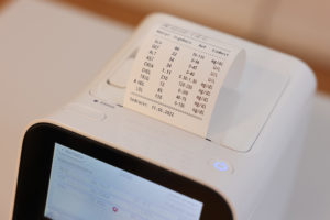 (C) Katharina Schiffl: Bei den teilnehmenden Apotheken kann in der Aktionswoche kostenlos der Cholesterin-Wert bestimmt werden.