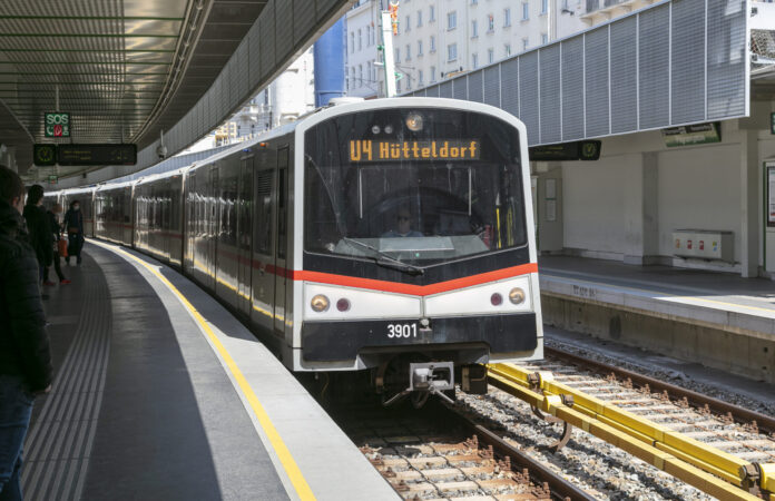 (C) Manfred Helmer: Die U4 hält am Wochenende in der Station Pilgramgasse nur am Bahnsteig Richtung Hütteldorf. U-Bahn-Gleise zu überqueren ist lebensgefährlich (Bild: Manfred Helmer).