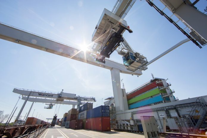 (C) Eva Ketely: Am Hafen Wien werden rund 3,1 Millionen Tonnen Güter umgeschlagen.