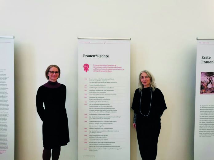 (C) BV Penzing: Bezirkschefin Michaela Schüner und Frauenspaziergängerin Petra unger (r.) zeigen, wie stark die Spuren der Frauen durch Penzing führen.