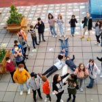 (C) zVg: Die Schülerinnen und Schüler der 1D des BRG Marchettigasse senden ein Zeichen für den Frieden.