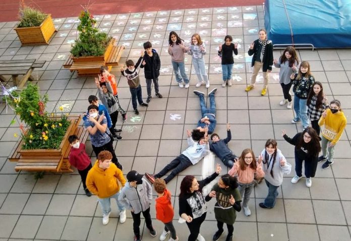 (C) zVg: Die Schülerinnen und Schüler der 1D des BRG Marchettigasse senden ein Zeichen für den Frieden.