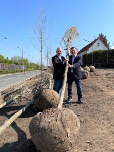 (C) BV Hietzing; Der Erste von 59 Jungbäumen wurde von Bezirksvorsteher Wilfried Zankl und BV-Stv. Christian Gerzabek gesetzt.