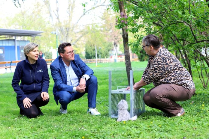 (C) PID/VOTAVA: Tierschutzstadtrat Jürgen Czernohorszky und Tierschutzombudsfrau Eva Persy übergeben zehn neue Fallen an das Streunerkatzenprojekt.