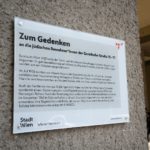 (C) David Bohmann / PID: Eine Gedenktafel erinnert an die Bewohner des Rudolf-Sigmund-Hofs, die Opfer des des systematischen Völkermordes durch die Nationalsozialisten.