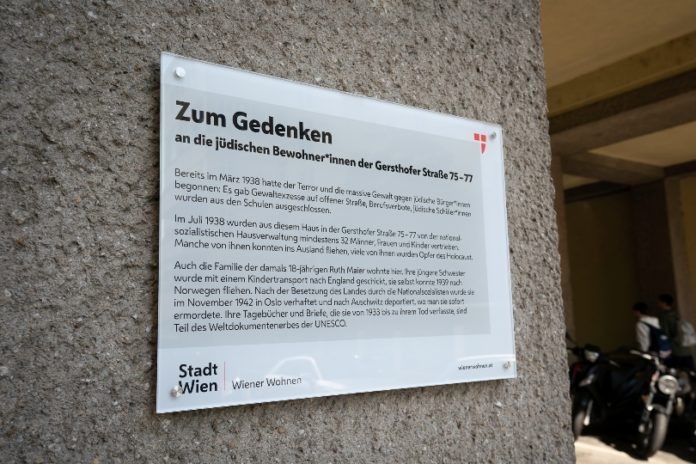(C) David Bohmann / PID: Eine Gedenktafel erinnert an die Bewohner des Rudolf-Sigmund-Hofs, die Opfer des des systematischen Völkermordes durch die Nationalsozialisten.