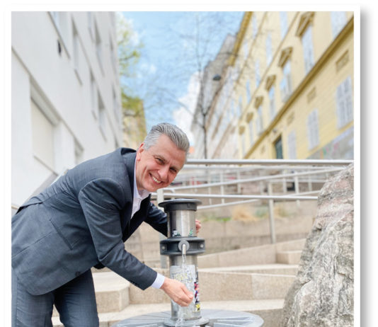 (C) Privat: Josef Taucher genießt das frische Wasser des lokalen Brunnens.