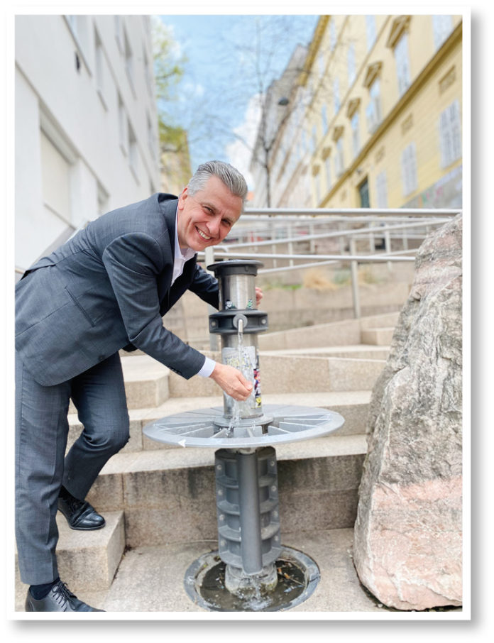 (C) Privat: Josef Taucher genießt das frische Wasser des lokalen Brunnens.