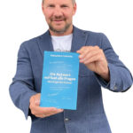 (C) König: Wolfgang Reiterer mit seinem Buch.