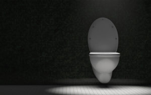 (C) istock by getty images: Viele Männer wachen in der Nacht wegen plötzlichen Harndrangs auf.