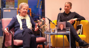 (C) Privat: In der Buchhandlung Seeseiten präsentierten Billie Rehwald (r.) und ihre Großmutter Sonja Spreng das Buch „Ich war keine Heldin“.