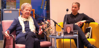 (C) Privat: In der Buchhandlung Seeseiten präsentierten Billie Rehwald (r.) und ihre Großmutter Sonja Spreng das Buch „Ich war keine Heldin“.