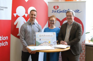 (C) ÖIF: Gernot Huber (l., ÖIF) übergibt an die Geschäftsführer Alexandra Fischer und Daniel Bohmann.