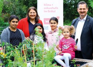 (C) PID / Martin Votava: Vizebürgermeisterin Kathrin Gaál und Bezirksvorsteher Marcus Franz besuchten die Kids beim gemeinsamen Garteln.