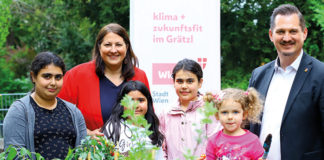 (C) PID / Martin Votava: Vizebürgermeisterin Kathrin Gaál und Bezirksvorsteher Marcus Franz besuchten die Kids beim gemeinsamen Garteln.