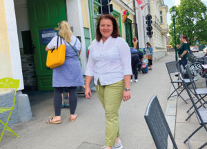 (C) Berger: Heurigen-Wirtin Karin Pflug wird zukünftig auch in der Bezirkspolitik aktiv sein.