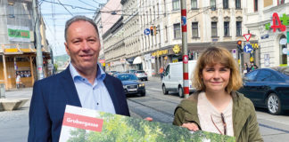 (C) Privat: Bezirksvorsteher Franz Prokop und SP-Managerin Stefanie Lamp mit Umbauplan.