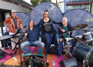 (C) Schiffl: Bis in den Herbst hinein verwandelt sich der Franz-Jonas-Platz zum Kultur-Treff.