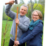 (C) PID / Votava: Initator Josef Taucher und Bezirksvorsteherin Michaela Schüchner beim Pflanzen der jungen Obstbäume.