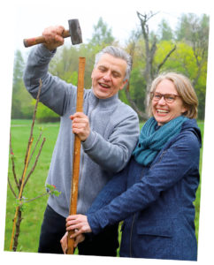 (C) PID / Votava: Initator Josef Taucher und Bezirksvorsteherin Michaela Schüchner beim Pflanzen der jungen Obstbäume.