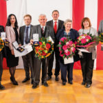 (C) BV 11: Die Gewinner der Simnmeringer Medaille 2022 mit Bezirksvorsteher Thomas Steinhart, BV-Stellvertreterin Ramona Miletic und Katharina Krammer.