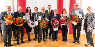 (C) BV 11: Die Gewinner der Simnmeringer Medaille 2022 mit Bezirksvorsteher Thomas Steinhart, BV-Stellvertreterin Ramona Miletic und Katharina Krammer.