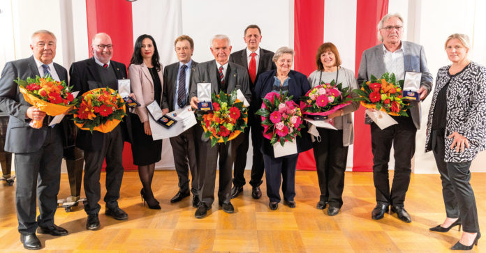 (C) BV 11: Die Gewinner der Simnmeringer Medaille 2022 mit Bezirksvorsteher Thomas Steinhart, BV-Stellvertreterin Ramona Miletic und Katharina Krammer.