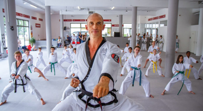 (C) YU-Taekwondo: Großmeister Dr. Andreas Held leitet die größte Kampfsportschule Österreichs in Simmering.