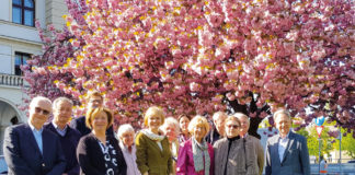 (C) BV Hietzing: Silke Kobald (Mitte) sendet gemeinsam mit Vertretern des Bezirks Frühlingsgrüße nach Japan.