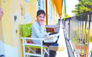 (C) Berger: Moritz Steiner gewann bei "Klein gegen Groß" gegen Adele Neuhauser. Zu Hause in Hietzing nahm er gleich das nächste Buch in Angriff.